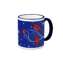 Escena de la nieve con los cardenales rojos. Taza 