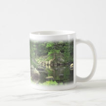 Escena rocosa del lago del cup~~ del café tazas