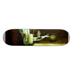Escritorio con la canilla y los papeles tabla de skate