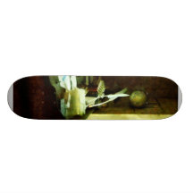 Escritorio con la canilla y los papeles tabla de skate