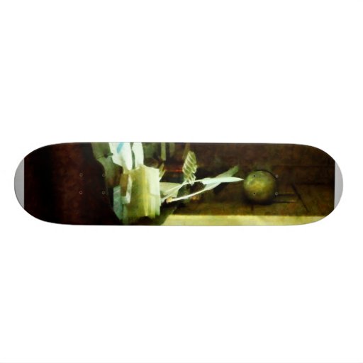 Escritorio con la canilla y los papeles tabla de skate