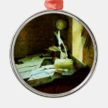 Escritorio con las canillas y los papeles ornamentos para reyes magos