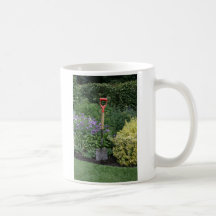 Espada en cama de flor taza de café