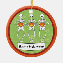 Esqueletos que sostienen las calabazas ornamento de navidad