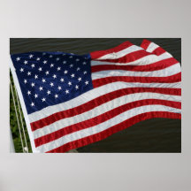 Estados Unidos señalan el poster por medio de una 