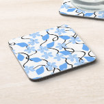 Estampado de plores azul bonito en blanco. Persona Posavasos