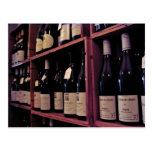 Estante de las botellas de vino postales