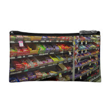 Estantes de las barras de chocolate en tienda