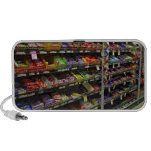 Estantes de las barras de chocolate en tienda altavoces de viaje