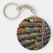Estantes de las barras de chocolate en tienda llavero