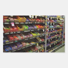 Estantes de las barras de chocolate en tienda pegatinas  