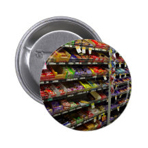 Estantes de las barras de chocolate en tienda pin