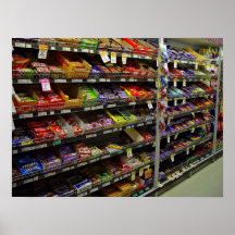 Estantes de las barras de chocolate en tienda poster