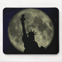 Estatua de la libertad, la luna, cielo estrellado tapetes de ratón