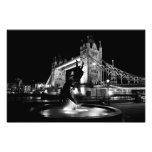 Estatua del chica y del delfín y puente de la torr foto