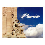 Estatua en un puente a través de la postal del Sen