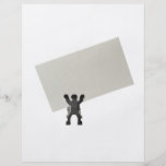 Estatuilla que lleva a cabo un pedazo de tarjeta d flyer a todo color
