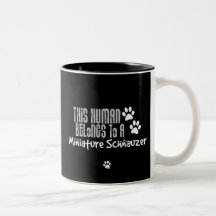 Este ser humano pertenece a un Schnauzer miniatura Taza De Café