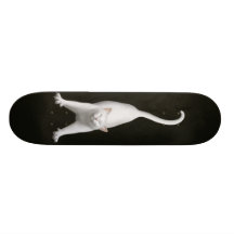 Estirar el monopatín blanco del gato