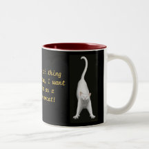 Estirar la taza blanca del gato
