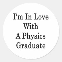 Estoy en amor con un graduado de la física pegatina redonda