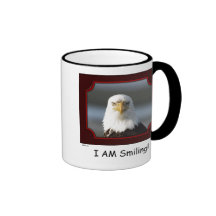 "Estoy sonriendo!" Taza de Eagle calvo