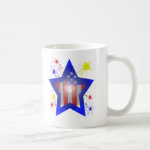 Estrella americana con los fuegos artificiales taza