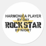 Estrella del rock de la armónica por noche etiqueta redonda