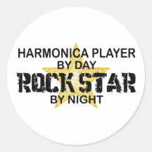 Estrella del rock de la armónica por noche etiqueta redonda