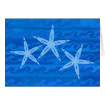 Estrellas de mar azules en las ondas azules, tarje