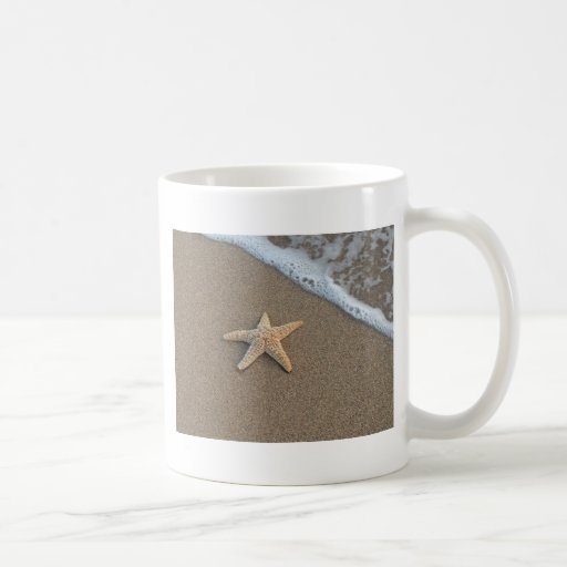 Estrellas de mar en la playa taza de café
