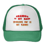 Estropeándolos regalos del día de padres del abuel gorro