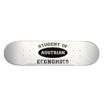 Estudiante de la economía austríaca tabla de skate