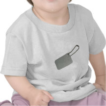 Etiqueta del metal con la cadena camiseta