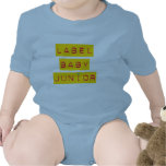 Etiquete la camiseta del joven del bebé