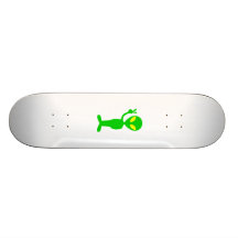 Extranjero de espacio que destella el signo de la  tablas de skate
