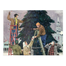Familia que ata luces en el árbol de navidad tarjeta postal