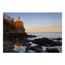 Faro partido de la roca en la puesta del sol cerca impresion fotografica