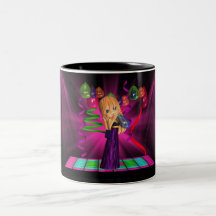 Feliz cumpleaños con pequeños impulsos lindos de l taza