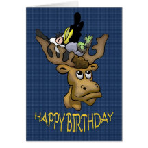 Feliz cumpleaños, reno con el cuervo en las astas, tarjeton