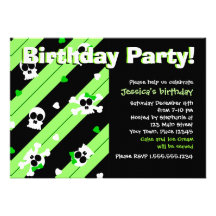 Fiesta de cumpleaños verde de los cráneos y de los comunicado