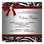 Fiesta del cumpleaños de la cebra de la mujer roja invitación personalizada