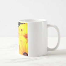 Flor amarilla brillante hermosa en la plena florac tazas de café