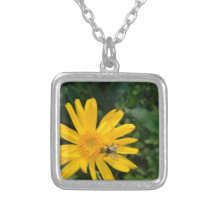 flor amarilla con la abeja colgantes personalizados