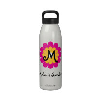 Flor amarilla rosada de la MOD del nombre de letra botellas de agua