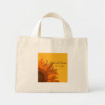 Flor anaranjada en la bolsa de asas amarilla del b