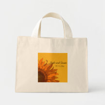 Flor anaranjada en la bolsa de asas amarilla del b