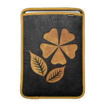 Flor de oro en el cuero negro funda macbook air