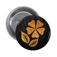 Flor de oro en el cuero negro pin