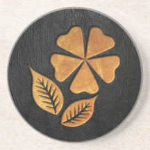Flor de oro en el cuero negro posavasos manualidades